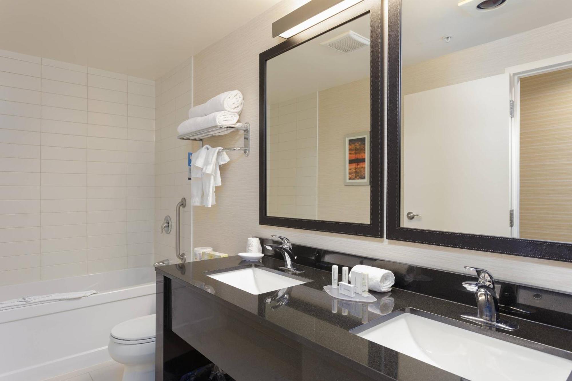 Fairfield Inn & Suites By Marriott Belleville Bagian luar foto